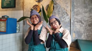 Menikmati Kafe Unik yang Viral di Blok M, Dilayani Nenek-Nenek Serasa Rumah Sendiri