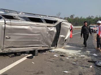 Mobil Rombongan KONI Ogan Ilir Terbalik di Jalan Tol, 5 Orang Terluka