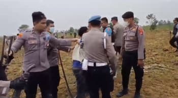 Viral Polisi Injak Kepala Warga saat Eksekusi Lahan di Lampung Tengah