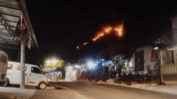 Gunung Jayanti Terbakar Hebat, Api Terus Meluas Mendekati Permukiman Warga