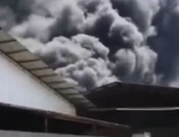 Dua Pabrik di Bandung Terbakar Hebat, 8 Unit Damkar Berjibaku Padamkan Api