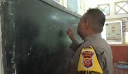 Sosok Polisi Ini Mengajar Sukarela, Jadi Guru di Sekolah Minim Fasilitas