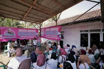 Tingkatkan Perekonomian, Relawan Ganjar Latih Kaum Ibu Produksi Keripik Kelapa