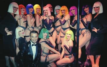 Tampilan Lisa BLACKPINK di Panggung Kabaret Perdana, Pakai Bikini Tuai Kontroversi