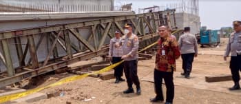 Jembatan Penghubung di Bekasi Roboh, 2 Orang Jadi Korban