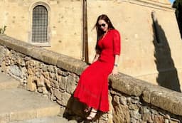 Tampilan Aura Kasih Pakai Dress Merah di Italia, Jangan Sampe???