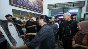 Riuh Warga Bandung Sambut Ganjar Pranowo, Minta Foto Bareng Sampai Dilukis