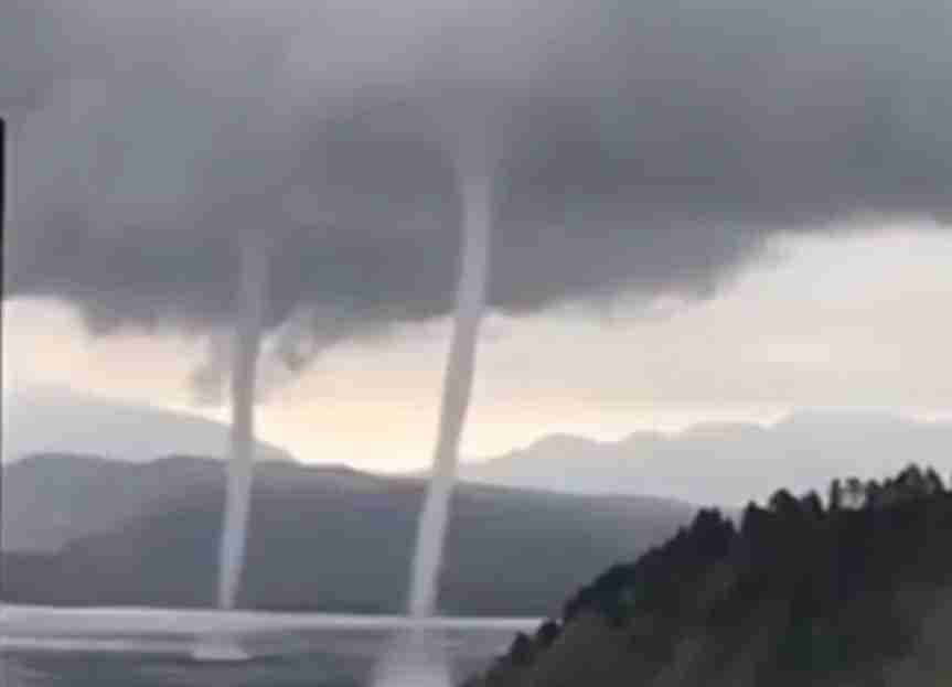 Fenomena Angin Tornado di Tengah Danau Toba Bikin Warga Panik, Begini Kata BMKG Fenomena Angin Tornado di Tengah Danau Toba Bikin Warga Panik, Begini Kata BMKG