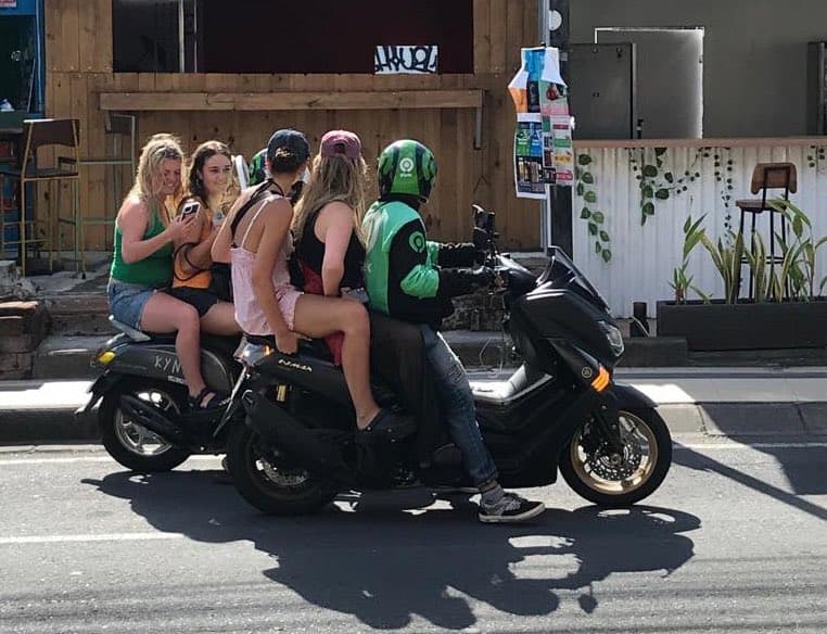 Viral! Bule di Bali Bonceng Tiga Naik Ojek Online Bikin Geram Netizen Viral! Bule di Bali Bonceng Tiga Naik Ojek Online Bikin Geram Netizen