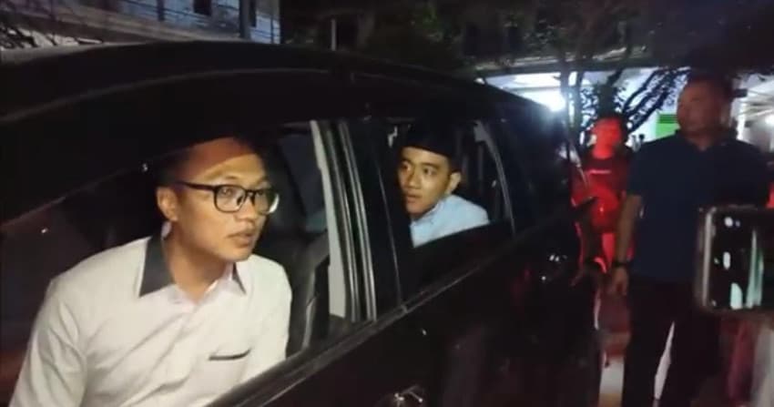 Momen Gibran Dikawal Ketat saat Bersilaturahmi ke Kediaman Abuya Muhtadi Momen Gibran Dikawal Ketat saat Bersilaturahmi ke Kediaman Abuya Muhtadi