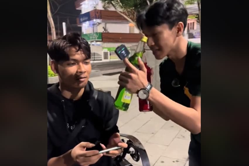 Ahli Beberkan Bahaya Tren Challenge Minum Sirup 2 Botol yang Tengah Viral Ahli Beberkan Bahaya Tren Challenge Minum Sirup 2 Botol yang Tengah Viral