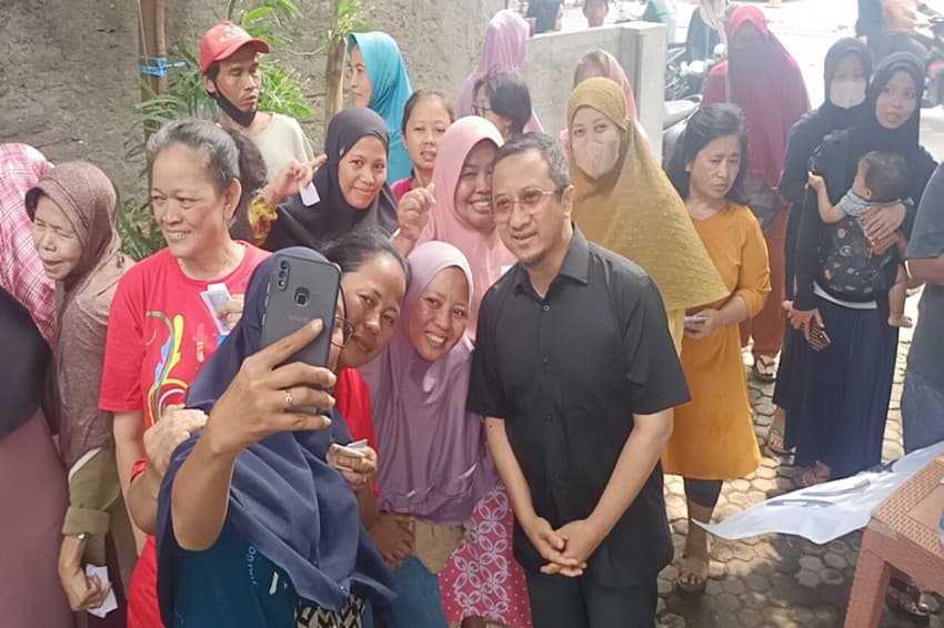 Hadiri Bazar Murah di Pasar Rebo, Ustaz Yusuf Mansur Jadi Rebutan Selfie Emak-emak Hadiri Bazar Murah di Pasar Rebo, Ustaz Yusuf Mansur Jadi Rebutan Selfie Emak-emak