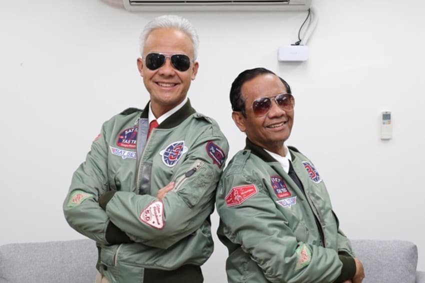 Ganjar Pranowo Pakai Jaket Bomber ala Top Gun di Debat Capres Ketiga, Disebut Mirip Tom Cruise Ganjar Pranowo Pakai Jaket Bomber ala Top Gun di Debat Capres Ketiga, Disebut Mirip Tom Cruise
