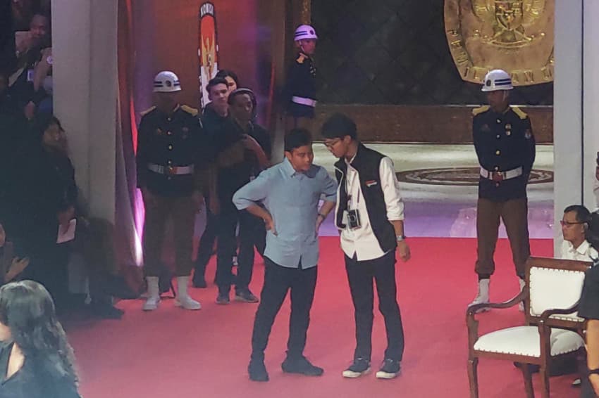 Alam Ganjar Ungkap Isi Obrolan dengan Gibran di Sela Waktu Jeda Debat Capres: Senggol-senggol Tipis Alam Ganjar Ungkap Isi Obrolan dengan Gibran di Sela Waktu Jeda Debat Capres: Senggol-senggol Tipis