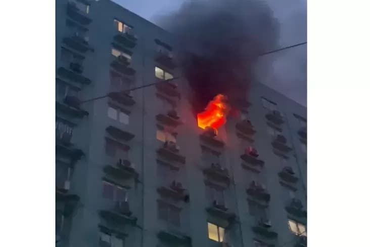 Apartemen City Park Cengkareng Kebakaran, 4 Orang Luka-luka Apartemen City Park Cengkareng Kebakaran, 4 Orang Luka-luka