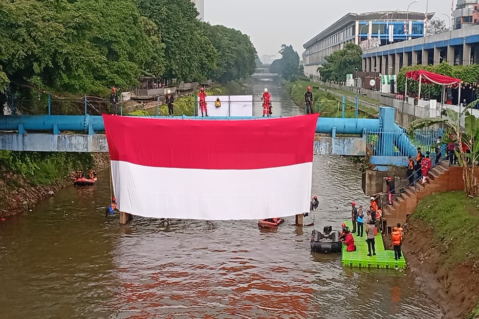 Bendera Merah Putih Raksasa di Kali Ciliwung Dukuh Atas Bawa Pesan Sungai Merdeka dari Sampah Bendera Merah Putih Raksasa di Kali Ciliwung Dukuh Atas Bawa Pesan Sungai Merdeka dari Sampah