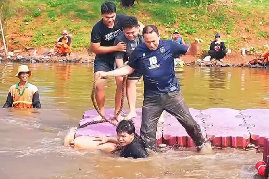 Anies Nyemplung saat Lomba Tarik Tambang di Rakit: Harga Perjuangan yang Harus Dibayar Anies Nyemplung saat Lomba Tarik Tambang di Rakit: Harga Perjuangan yang Harus Dibayar