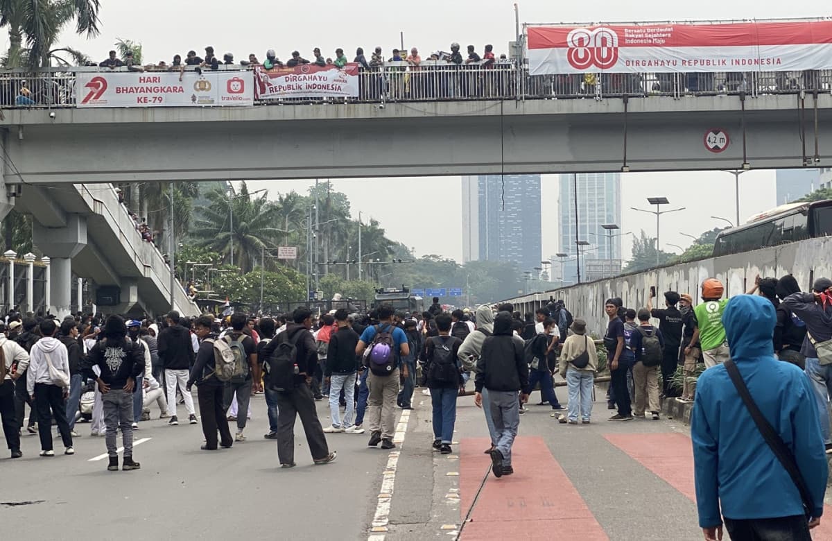 Dipukul Mundur Polisi di Depan Gedung DPR, Massa Serang Pakai Petasan Dipukul Mundur Polisi di Depan Gedung DPR, Massa Serang Pakai Petasan