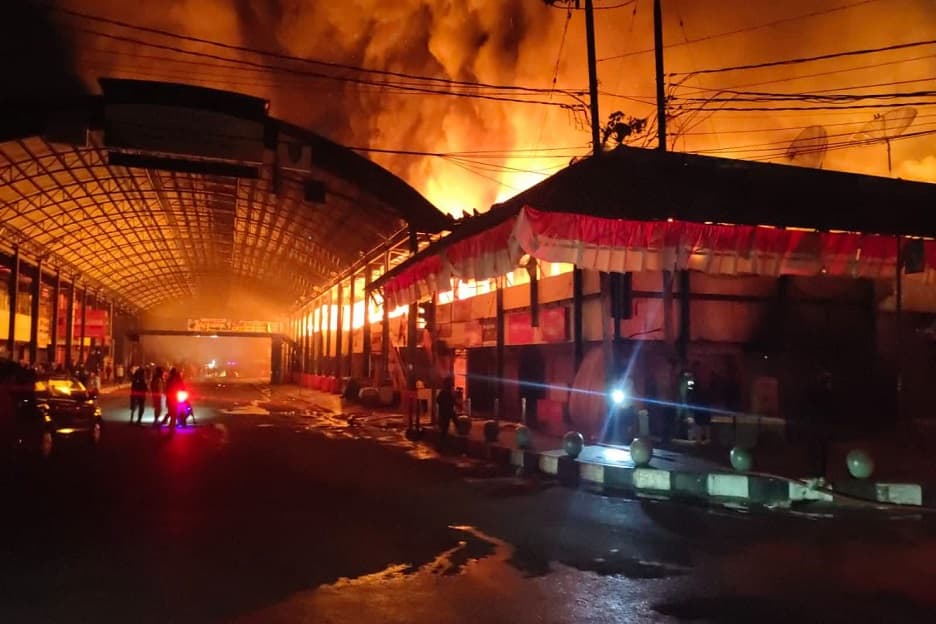 Kebakaran Dahsyat Pasar Pusat Payakumbuh Ludeskan 300 Toko dan 250 Lapak PKL Kebakaran Dahsyat Pasar Pusat Payakumbuh Ludeskan 300 Toko dan 250 Lapak PKL