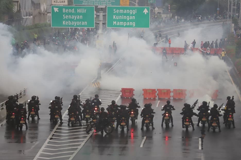 Bentrokan Pecah, Massa Lempar Bom Molotov, Polisi Balas dengan Gas Air Mata Bentrokan Pecah, Massa Lempar Bom Molotov, Polisi Balas dengan Gas Air Mata