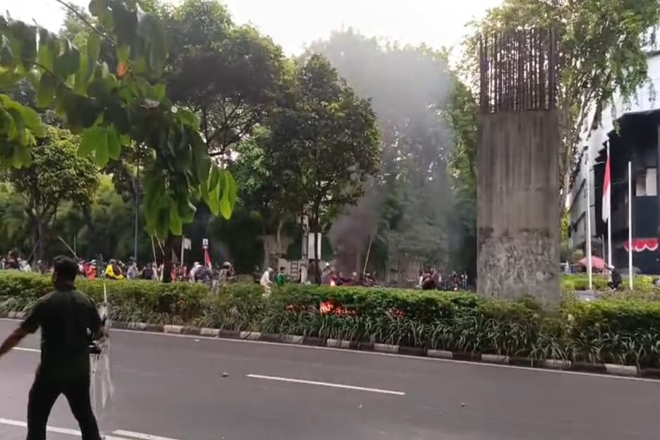 Bentrokan Demo DPR Meluas ke Jalan Asia Afrika, Massa Bakar Ban dan Lempar Batu ke Polisi Bentrokan Demo DPR Meluas ke Jalan Asia Afrika, Massa Bakar Ban dan Lempar Batu ke Polisi