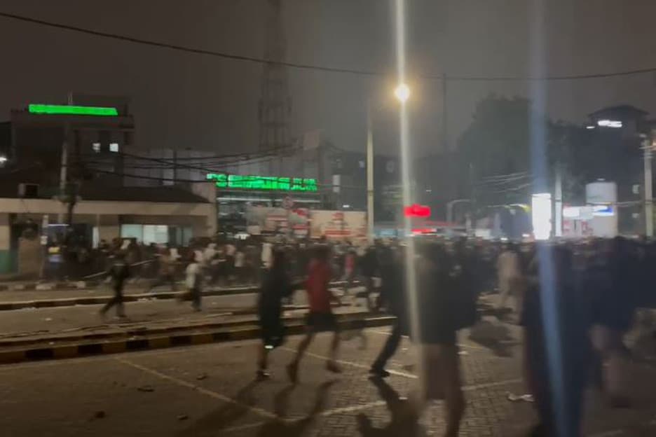 Tembakkan Gas Air Mata, Polisi Pukul Mundur Massa di Petamburan Tembakkan Gas Air Mata, Polisi Pukul Mundur Massa di Petamburan