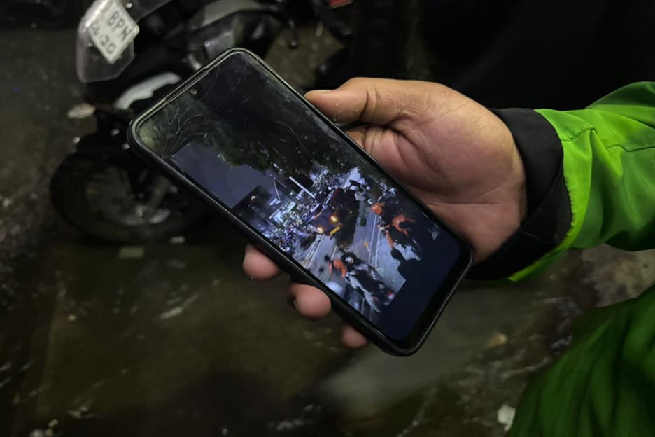 Driver Ojol Ditabrak Mobil Rantis Polisi di Pejompongan saat Demo Ricuh Driver Ojol Ditabrak Mobil Rantis Polisi di Pejompongan saat Demo Ricuh