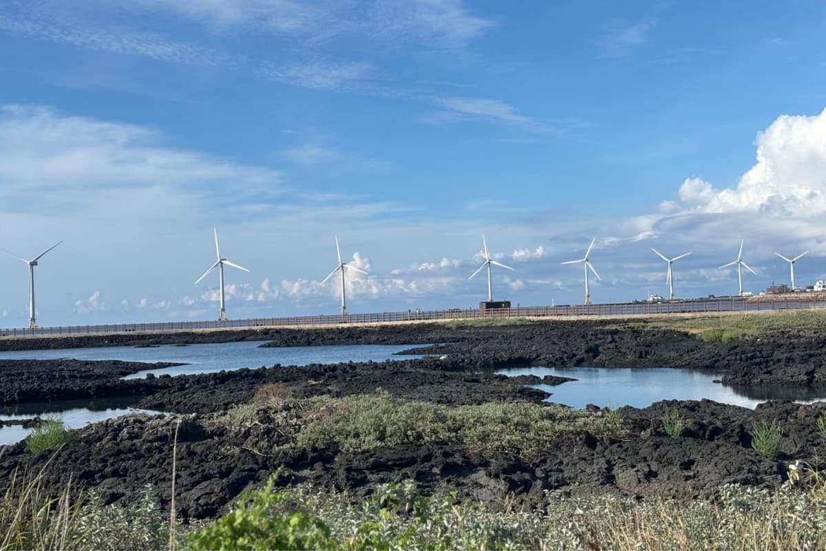 Liburan ke Sinchang Windmill Coastal Road Jeju Jadi Lebih Seru dengan Galaxy Z Flip 7 Liburan ke Sinchang Windmill Coastal Road Jeju Jadi Lebih Seru dengan Galaxy Z Flip 7