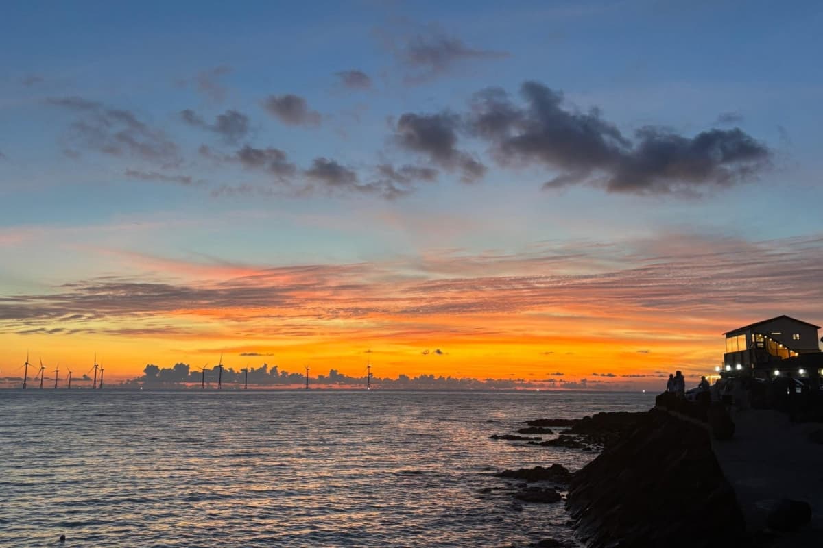 Cantiknya Sunset di Aewol Street Jeju dalam Bidikan Samsung Galaxy Z Flip 7 Cantiknya Sunset di Aewol Street Jeju dalam Bidikan Samsung Galaxy Z Flip 7