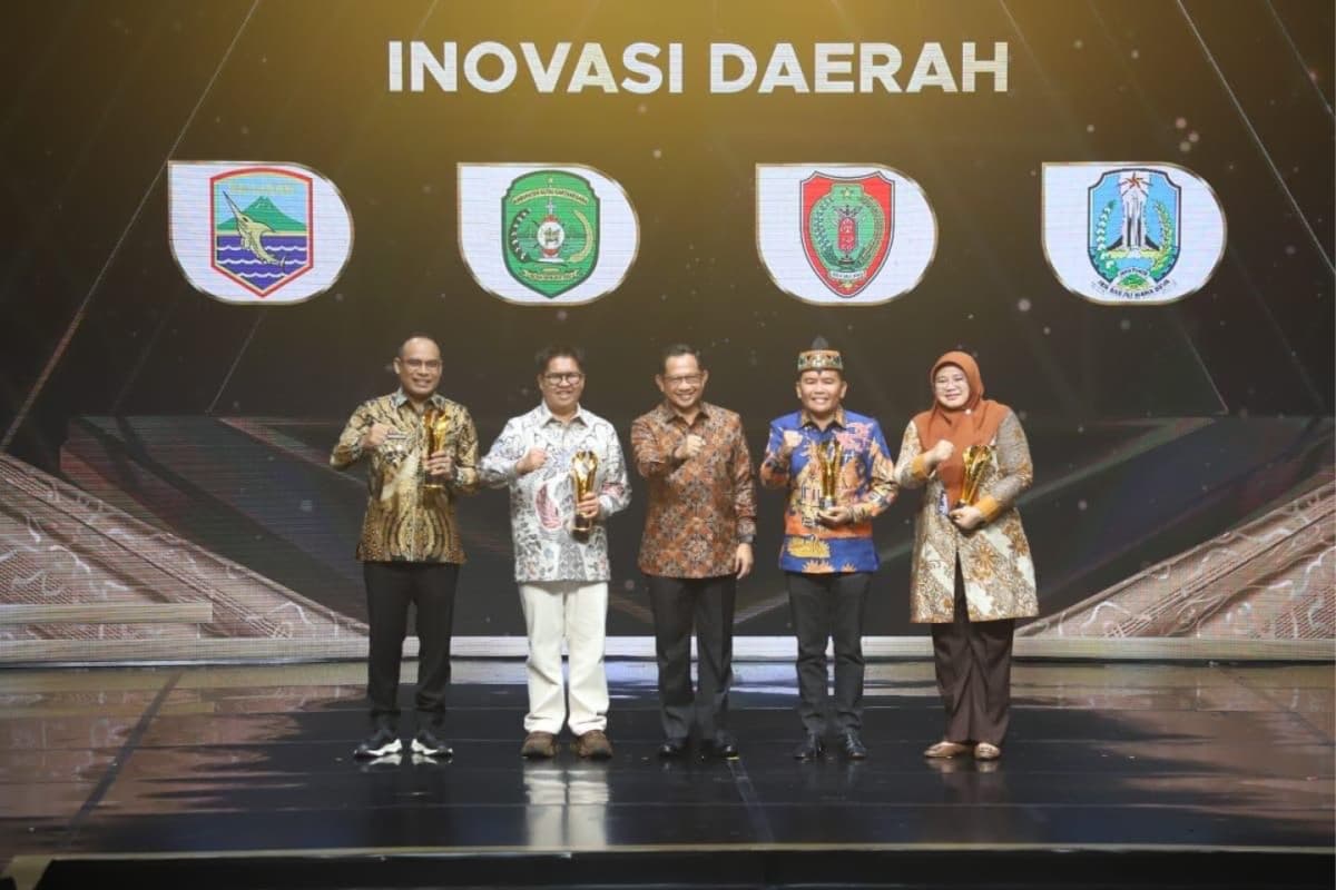 Pejabat Tampil dengan Ciri Khas Lewat Busana di Pemimpin Daerah Awards 2025 Pejabat Tampil dengan Ciri Khas Lewat Busana di Pemimpin Daerah Awards 2025
