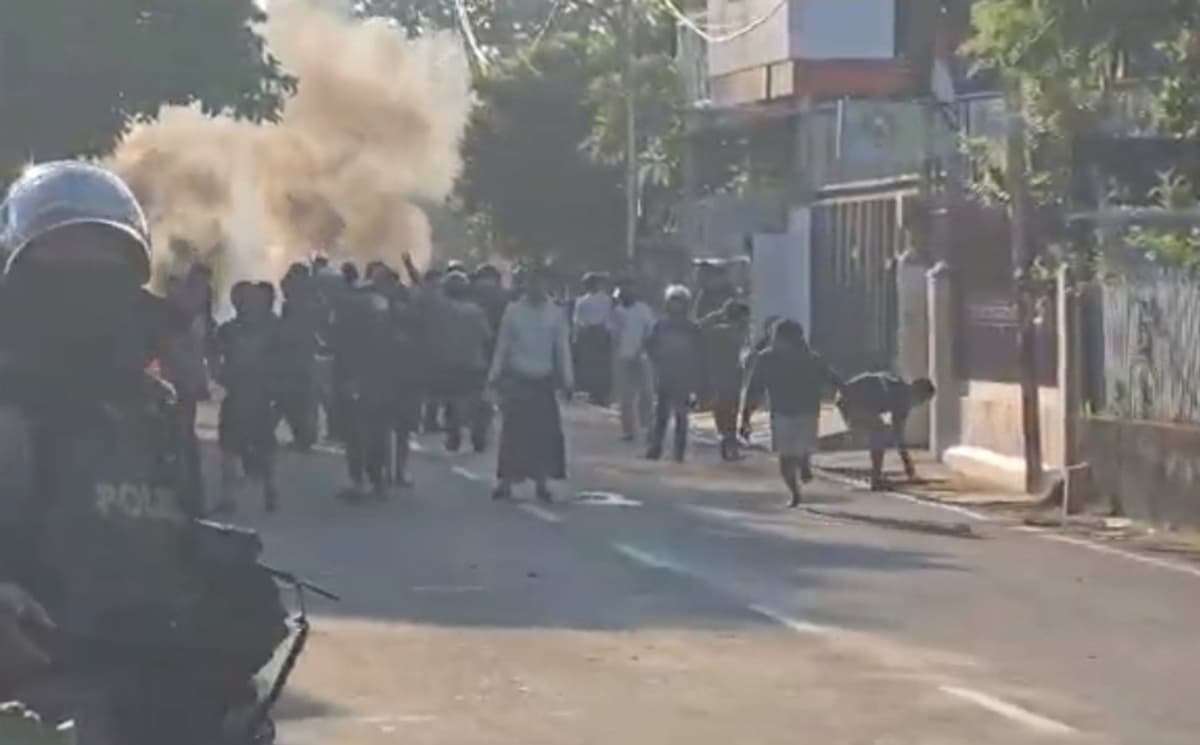 Kericuhan Meluas, Warga dan Polisi Bentrok di Otista Jakarta Kericuhan Meluas, Warga dan Polisi Bentrok di Otista Jakarta