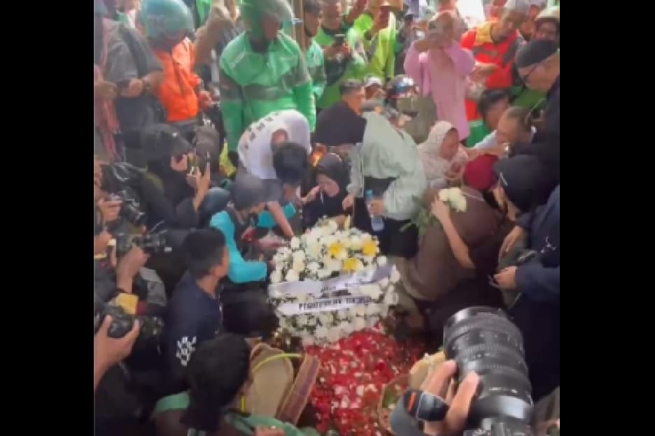 Ribuan Driver Ojol Iringi Pemakaman Affan Kurniawan yang Tewas Terlindas Rantis Brimob Ribuan Driver Ojol Iringi Pemakaman Affan Kurniawan yang Tewas Terlindas Rantis Brimob