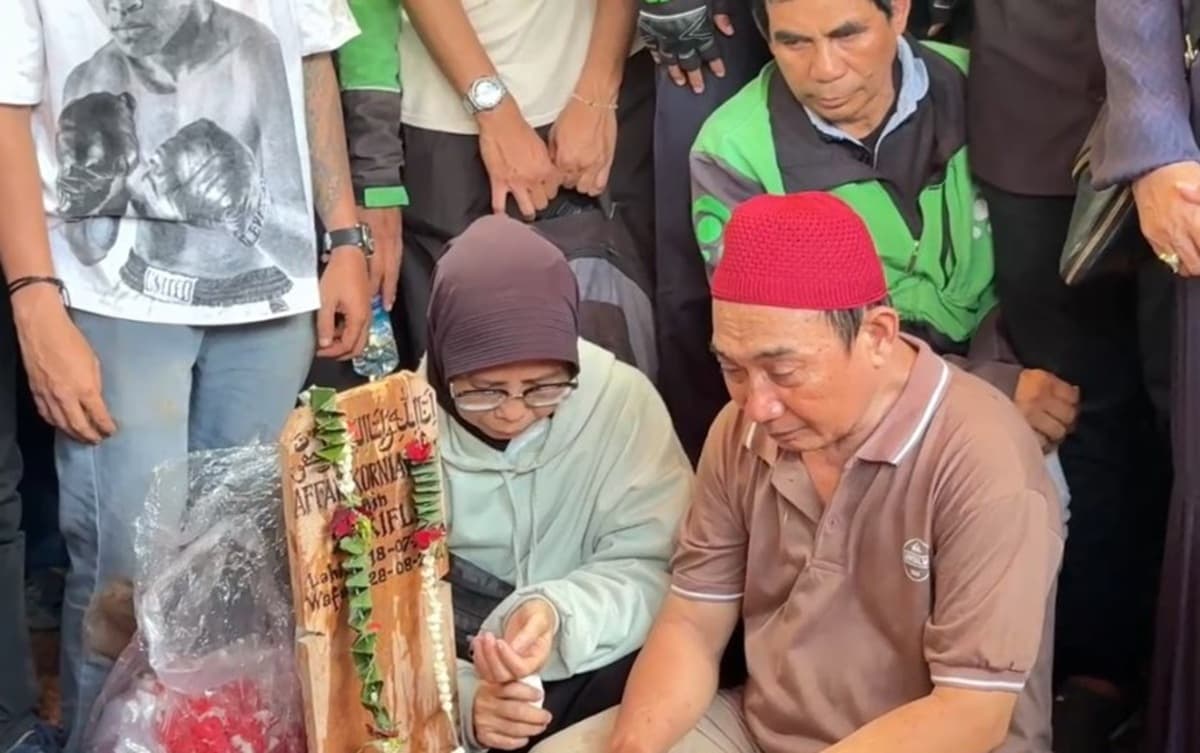 Pemakaman Affan Kurniawan Diiringi Isak Tangis, Sang Ibunda Pingsan Pemakaman Affan Kurniawan Diiringi Isak Tangis, Sang Ibunda Pingsan