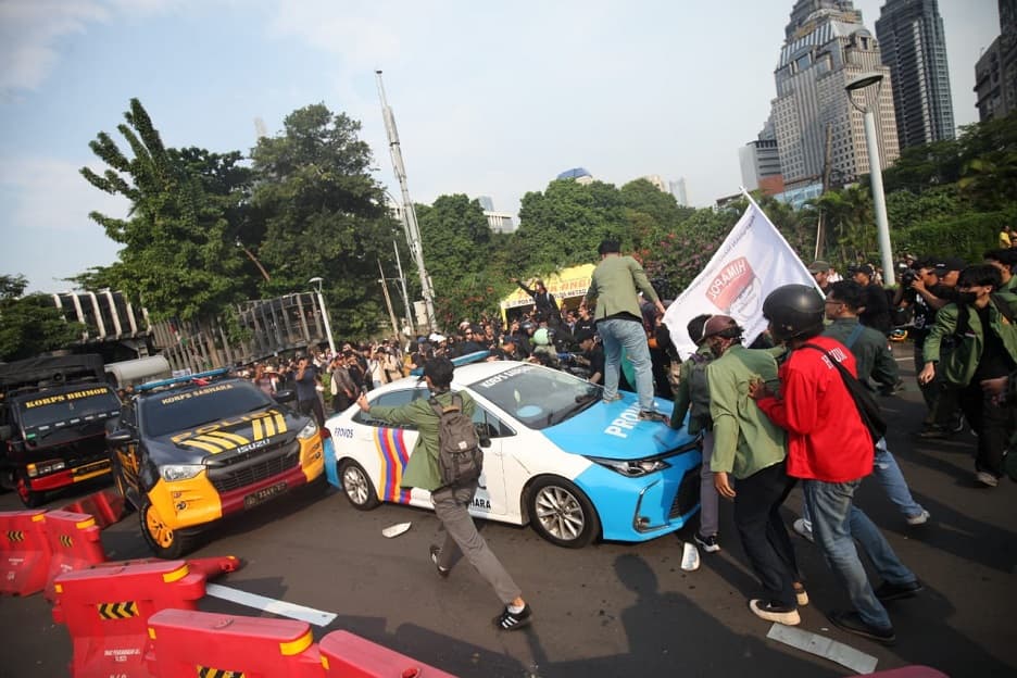 Gelar Aksi di Polda Metro Jaya, Mahasiswa Rusak Mobil Patroli Sabhara Gelar Aksi di Polda Metro Jaya, Mahasiswa Rusak Mobil Patroli Sabhara