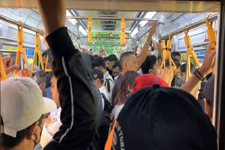KRL Jakarta-Bogor Dipadati Penumpang pada Senin Pagi KRL Jakarta-Bogor Dipadati Penumpang pada Senin Pagi