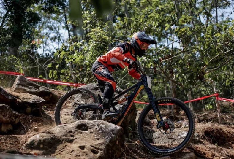 Permukiman Warga Tengger di Gunung Bromo Jadi Medan Persaingan Indonesian Downhill 2025 Permukiman Warga Tengger di Gunung Bromo Jadi Medan Persaingan Indonesian Downhill 2025
