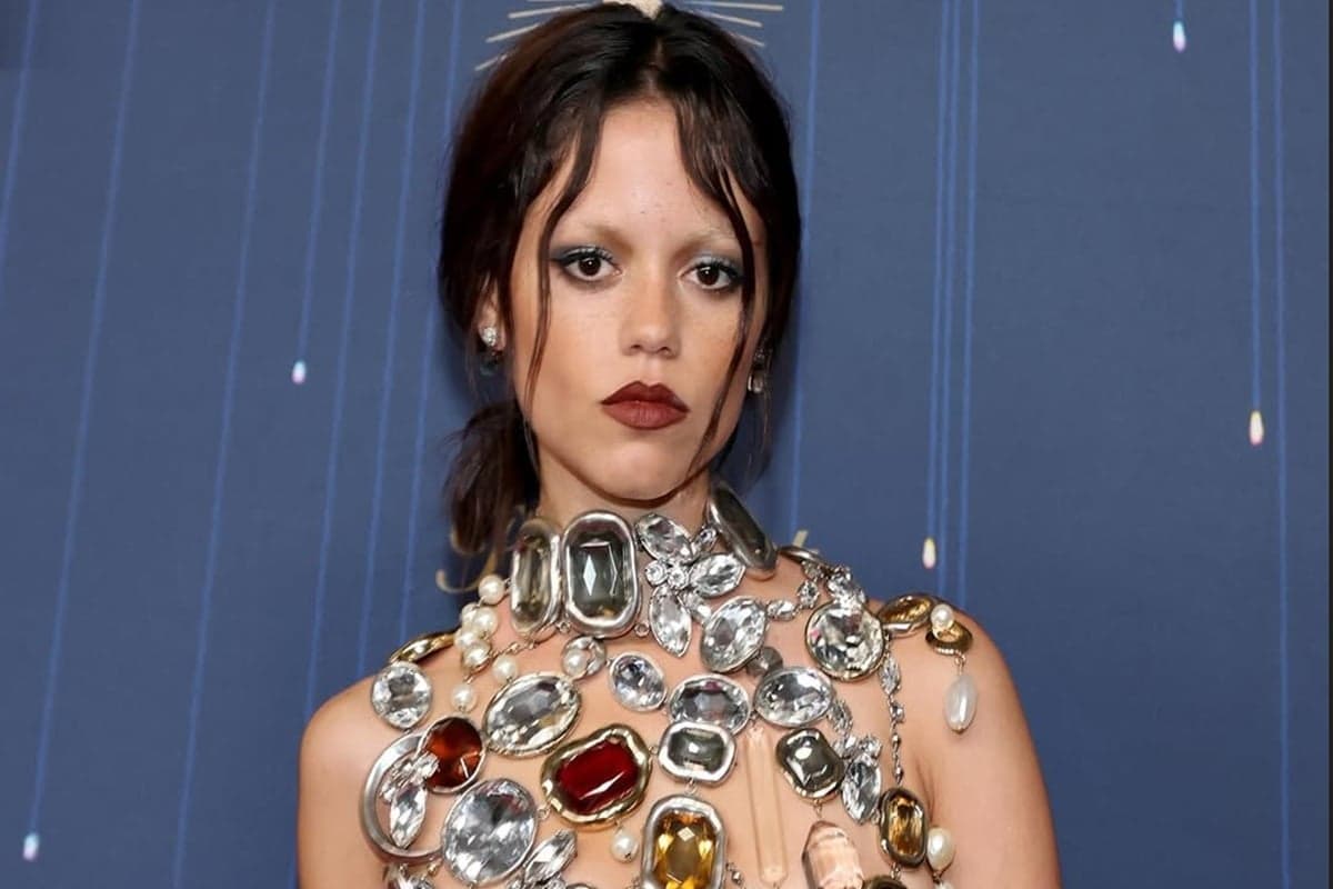 Tampil Sensual, Potret Jenna Ortega Hanya Pakai Permata di Emmy Awards 2025 Tampil Sensual, Potret Jenna Ortega Hanya Pakai Permata di Emmy Awards 2025