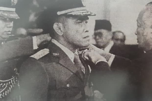 Hebat! Cuma dengan 5 Prajurit, Jenderal Kopassus Ini Kalahkan Ratusan Pemberontak PRRI Hebat! Cuma dengan 5 Prajurit, Jenderal Kopassus Ini Kalahkan Ratusan Pemberontak PRRI