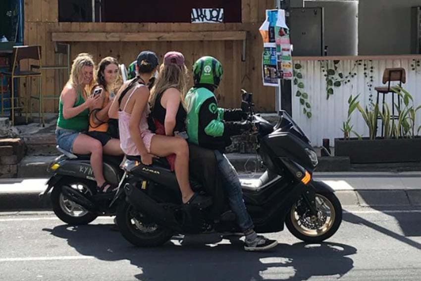 Viral! Bule Naik Ojek Online Bonceng Tiga di Bali, Netizen Auto Geram Viral! Bule Naik Ojek Online Bonceng Tiga di Bali, Netizen Auto Geram
