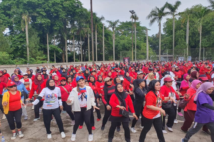Keseruan Caleg Cantik Perindo Stefanie Laurensia Senam Bareng Warga di Tangsel Keseruan Caleg Cantik Perindo Stefanie Laurensia Senam Bareng Warga di Tangsel