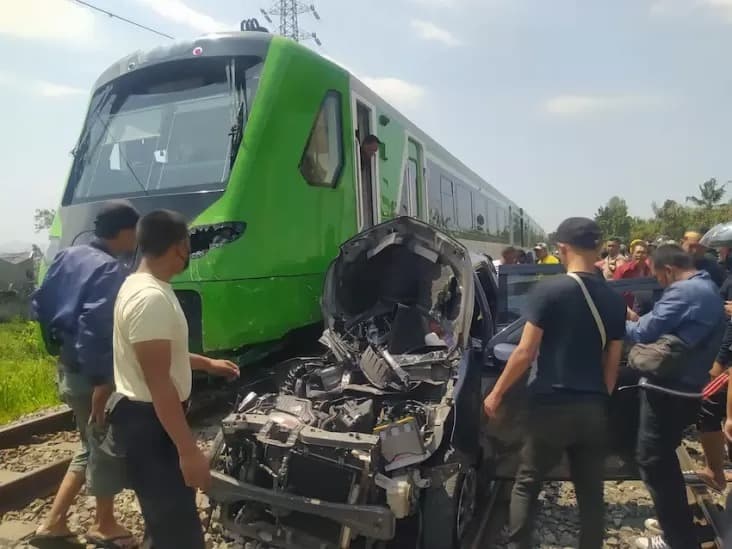 KA Feeder Whoosh Alami Kecelakaan, KCIC Alihkan Jadwal Penumpang KA Feeder Whoosh Alami Kecelakaan, KCIC Alihkan Jadwal Penumpang