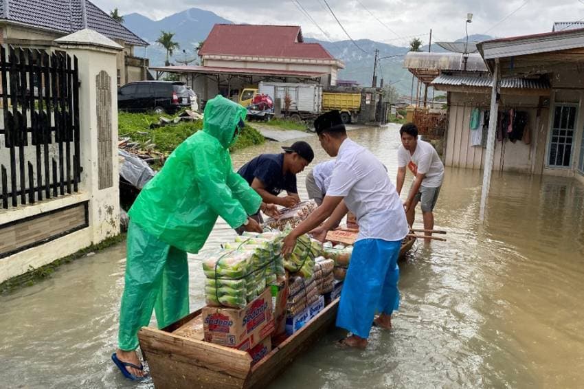Sat Set Relawan Santri Ganjar Bantu Pengungsi Banjir Kota Sungai Penuh