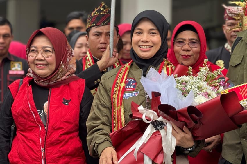 Kunjungi Lampung, Siti Atikoh Modis dengan Jaket Bomber dan Kain Tapis Kunjungi Lampung, Siti Atikoh Modis dengan Jaket Bomber dan Kain Tapis