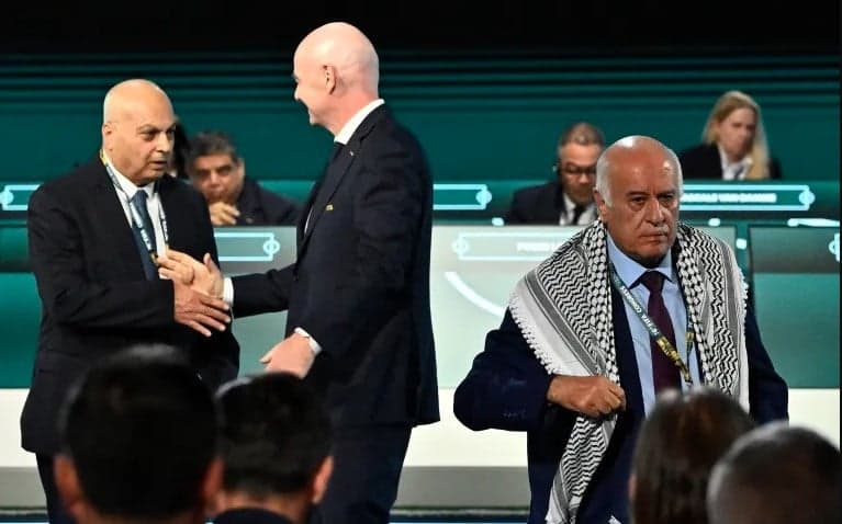 Kongres FIFA Berjalan Panas, Presiden Federasi Palestina Tolak Jabat Tangan Wakil Israel Kongres FIFA Berjalan Panas, Presiden Federasi Palestina Tolak Jabat Tangan Wakil Israel