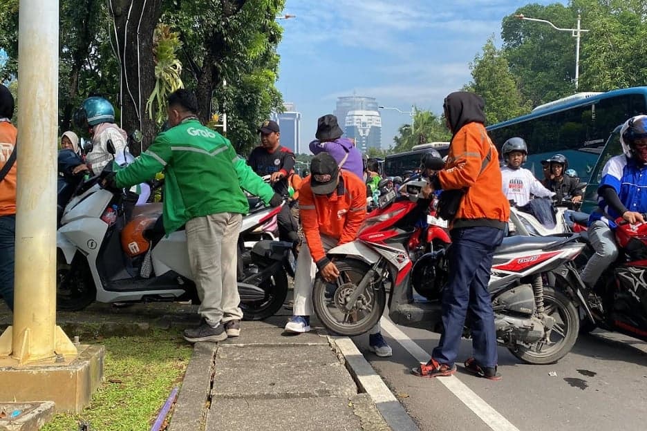 Macet Total di Jalan Medan Merdeka Selatan Imbas Aksi Hari Buruh, Pengendara Angkat Motor demi Putar Arah Macet Total di Jalan Medan Merdeka Selatan Imbas Aksi Hari Buruh, Pengendara Angkat Motor demi Putar Arah