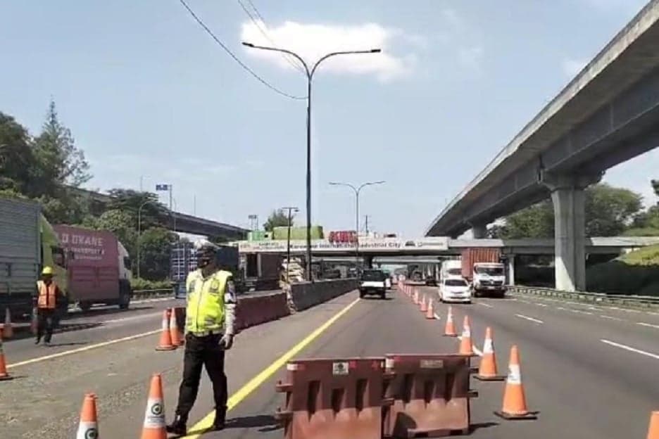 Hari Buruh, Contraflow di Tol Japek Arah Cikampek Diperpanjang dari KM 47 hingga 65 Hari Buruh, Contraflow di Tol Japek Arah Cikampek Diperpanjang dari KM 47 hingga 65