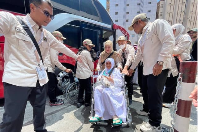 Layani Tamu Allah! Petugas Haji Sigap Urus Koper Jemaah Haji yang Tiba di Makkah Layani Tamu Allah! Petugas Haji Sigap Urus Koper Jemaah Haji yang Tiba di Makkah
