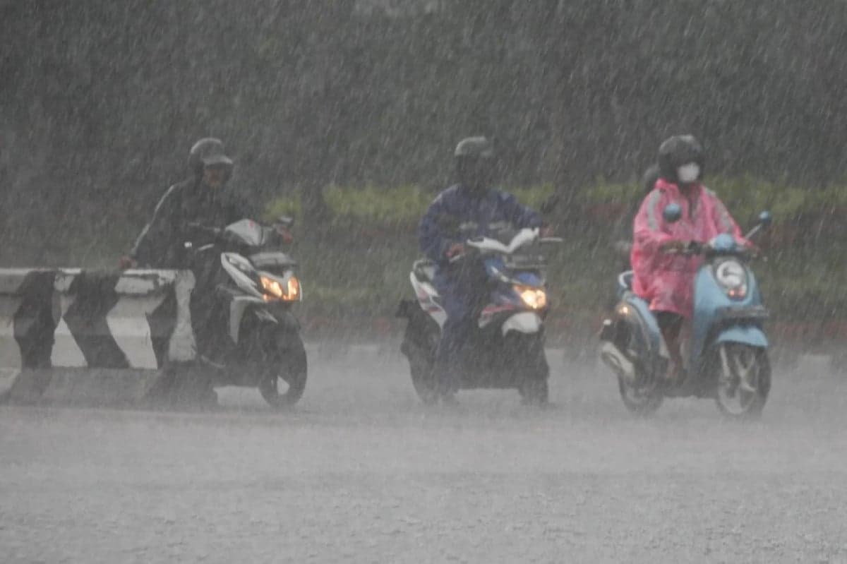 Ada Gangguan Atmosfer, BMKG: Waspada Potensi Hujan Lebat di Jawa-Nusa Tenggara 1-7 Mei 2026 Ada Gangguan Atmosfer, BMKG: Waspada Potensi Hujan Lebat di Jawa-Nusa Tenggara 1-7 Mei 2026