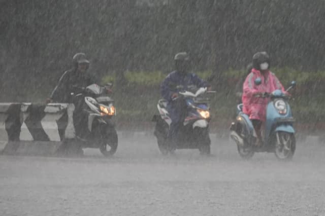 Ada Gangguan Atmosfer, BMKG: Waspada Potensi Hujan Lebat di Jawa-Nusa Tenggara 1-7 Mei 2026 Ada Gangguan Atmosfer, BMKG: Waspada Potensi Hujan Lebat di Jawa-Nusa Tenggara 1-7 Mei 2026