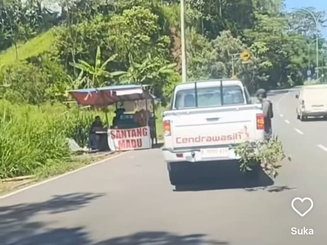 Baru Diborong Indonesia, Mobil Kopdes Mahindra 4X4 Mogok di Jalan Baru Diborong Indonesia, Mobil Kopdes Mahindra 4X4 Mogok di Jalan